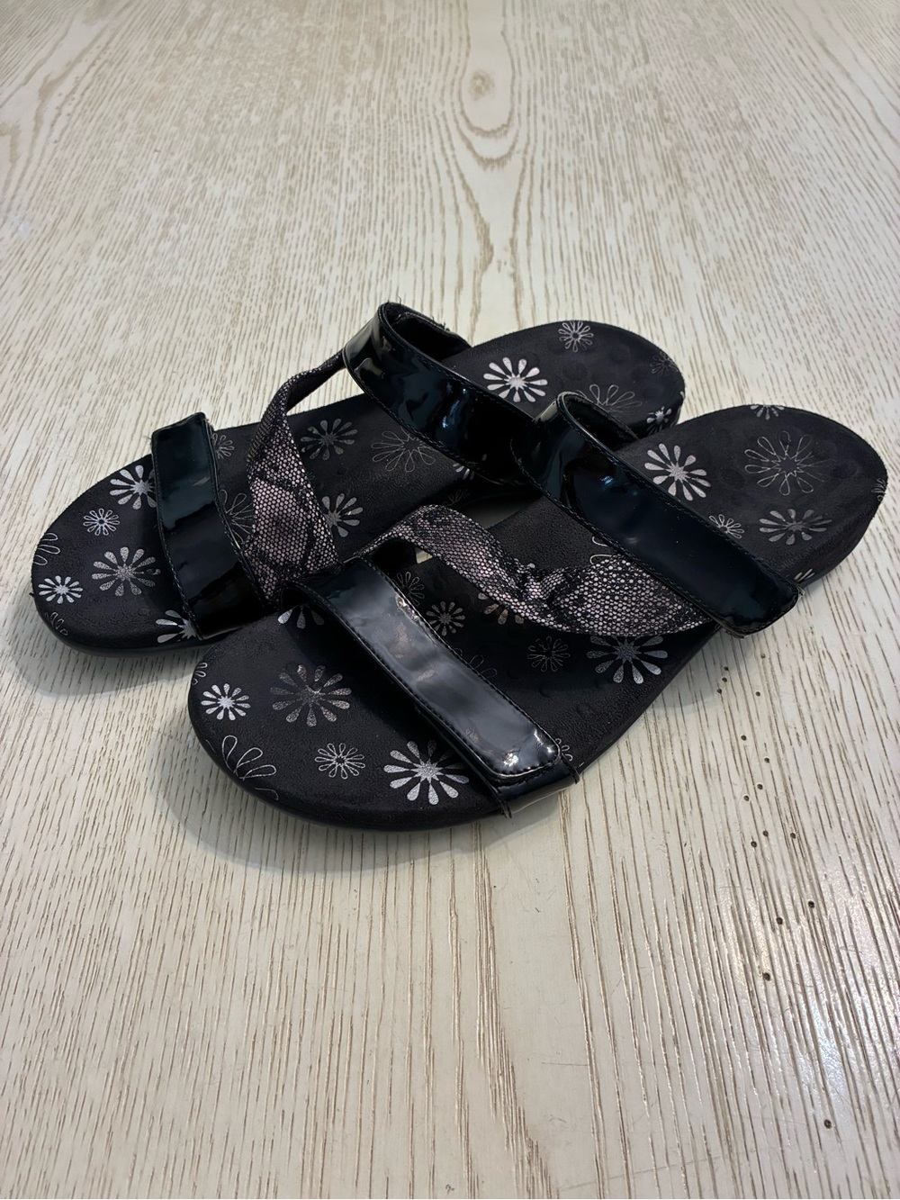 Women’s Vionic Jodie Floral Velcro Strap Sandals (Black/Silver)